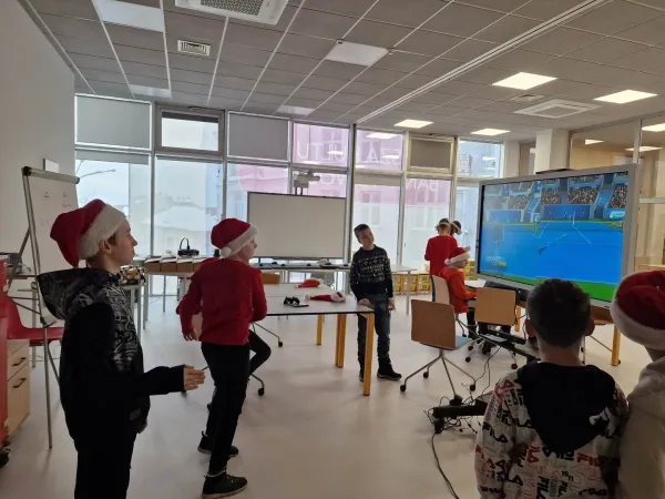 Dzieci grają w gry sportowe na xbox kinect – 